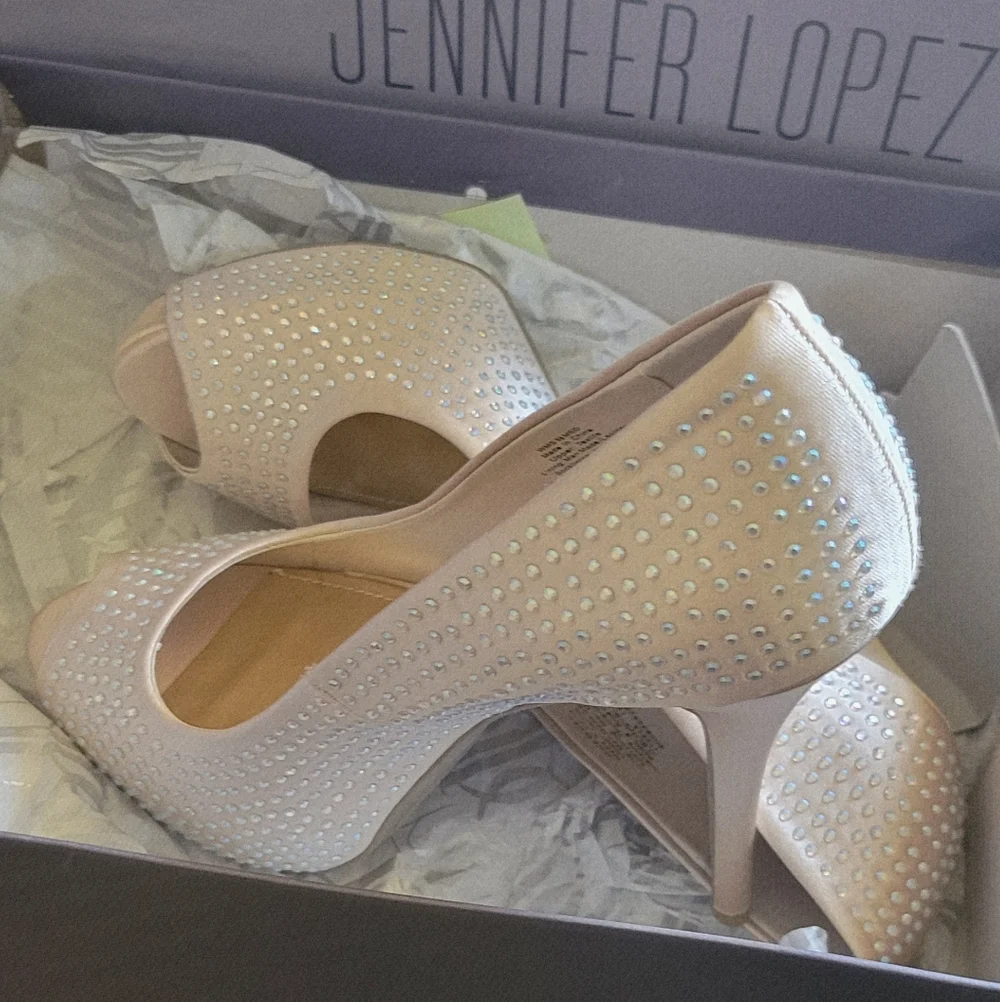 JLO - Picture 1 of 3
